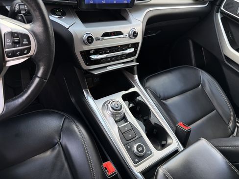 Used 2021 Ford Explorer XLT w/ Equipment Group 202A image 9