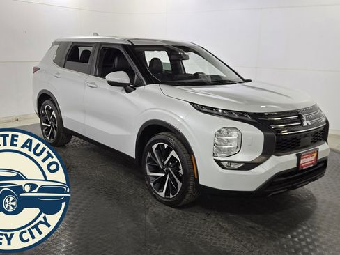 Used 2022 Mitsubishi Outlander SE image 1