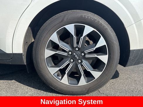 Used 2024 Kia Carnival EX FWD image 17