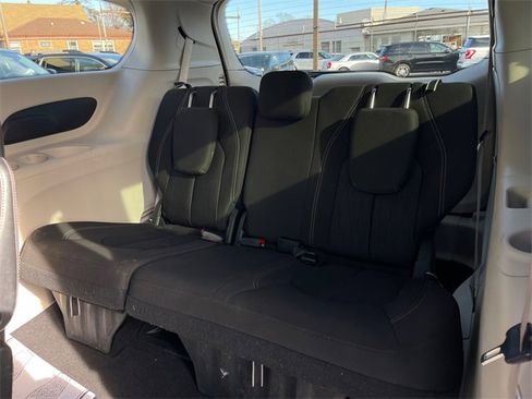 Used 2022 Chrysler Voyager LX image 20