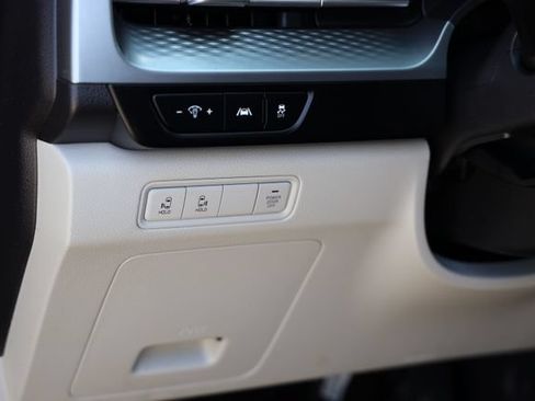 Used 2023 Kia Carnival LX FWD image 17