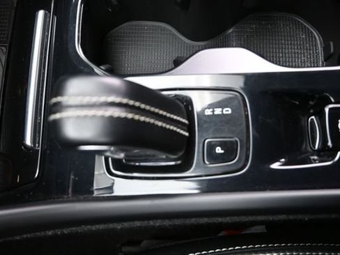 Used 2019 Volvo XC40 T5 R-Design image 37