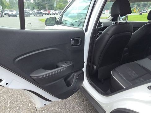 Used 2023 Hyundai Venue Limited FWD image 11