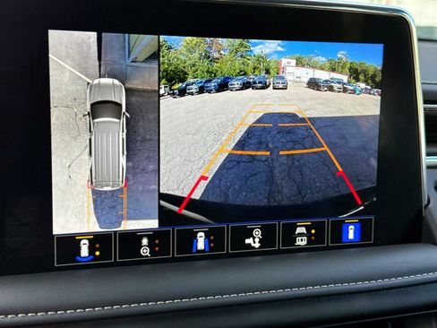 Used 2023 GMC Yukon SLT w/ SLT Luxury Package image 19