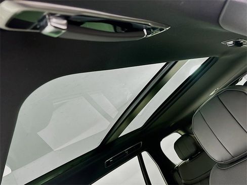 New 2026 Land Rover Range Rover Long Wheelbase SE image 14