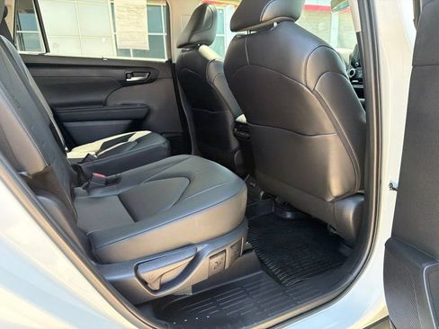Used 2024 Toyota Highlander XLE AWD/4WD image 14