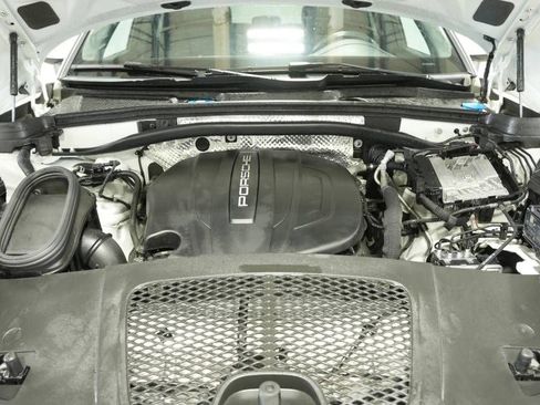 Certified 2021 Porsche Macan image 31