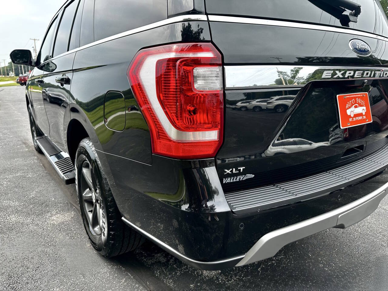 Used 2018 Ford Expedition XLT w/ Equipment Group 202A AWD/4WD image 8