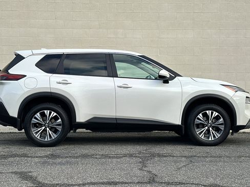 Used 2022 Nissan Rogue SV image 3