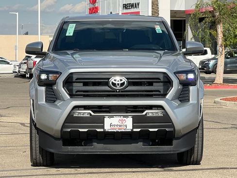 Certified 2025 Toyota Tacoma SR5 AWD/4WD image 11