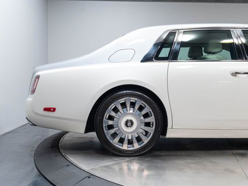 Used 2019 Rolls-Royce Phantom Sedan RWD image 24