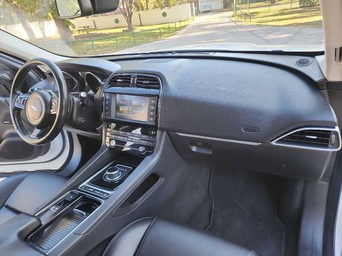 Used 2018 Jaguar F-PACE Premium image 46