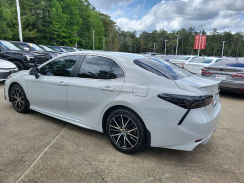 Used 2023 Toyota Camry SE FWD image 3