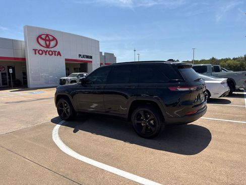 Used 2023 Jeep Grand Cherokee Altitude AWD/4WD image 11