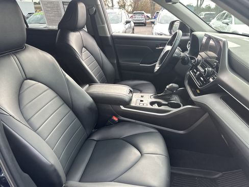 Used 2023 Toyota Highlander XLE image 13