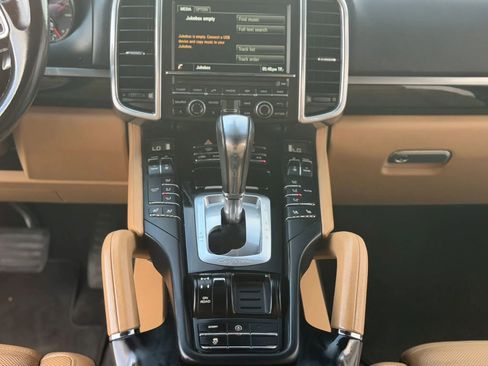 Used 2016 Porsche Cayenne w/ Premium Package AWD/4WD image 27