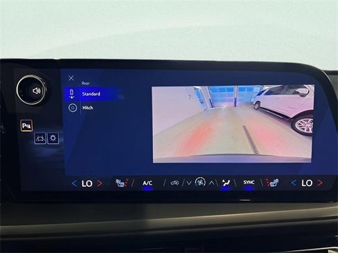 Used 2025 Chevrolet Traverse LT image 27