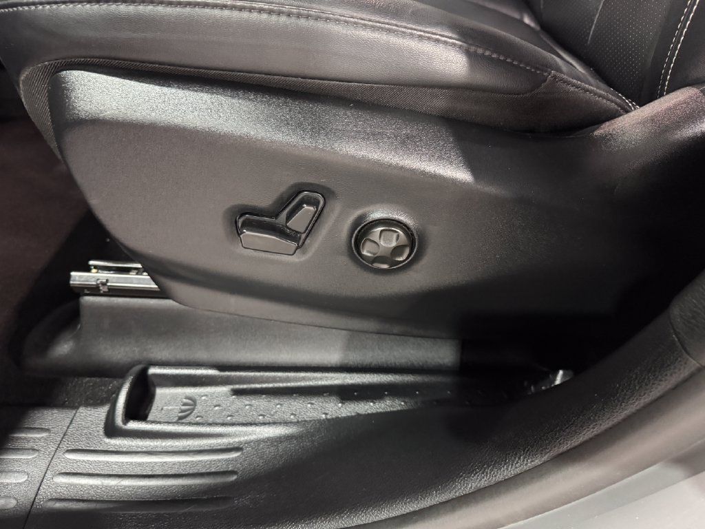 Used 2025 Chrysler Pacifica Select FWD image 18
