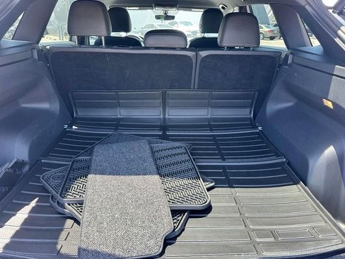 Used 2023 Volkswagen Atlas Cross Sport SE FWD image 9