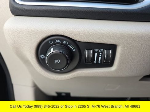 Used 2023 Chrysler Pacifica Touring-L FWD image 15