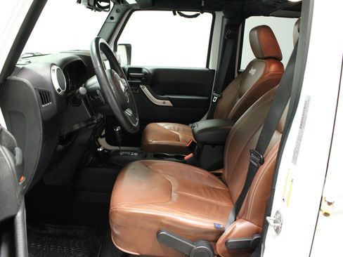 Used 2017 Jeep Wrangler Unlimited Sahara w/ Max Tow Package image 14