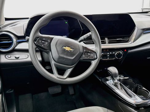 Used 2025 Chevrolet Trax LT FWD image 17