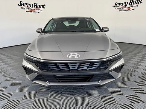 Used 2025 Hyundai Elantra SE FWD image 5