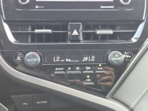 Used 2022 Toyota Camry SE FWD image 17