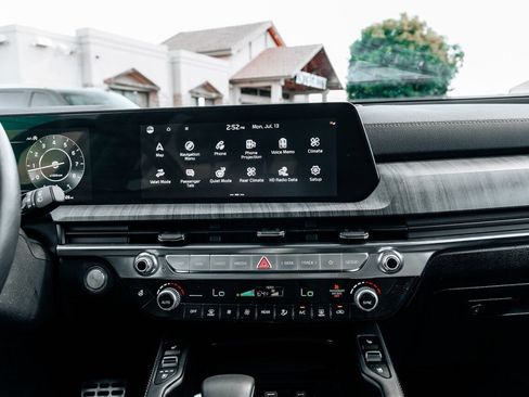 Used 2025 Kia Telluride SX w/ SX Captain's Chair Package AWD/4WD image 25