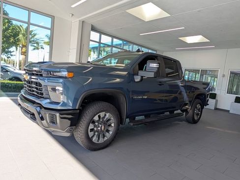 Used 2025 Chevrolet Silverado 2500 Custom w/ Custom Value Package image 3