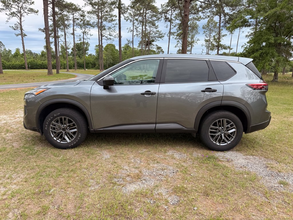 Used 2024 Nissan Rogue S FWD image 2