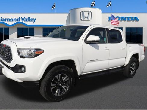 Used 2018 Toyota Tacoma TRD Sport image 3