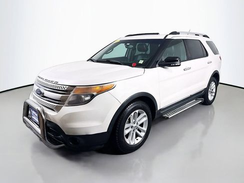 Used 2014 Ford Explorer XLT w/ Equipment Group 202A AWD/4WD image 3