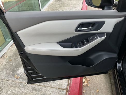 Used 2025 Nissan Rogue SV image 13