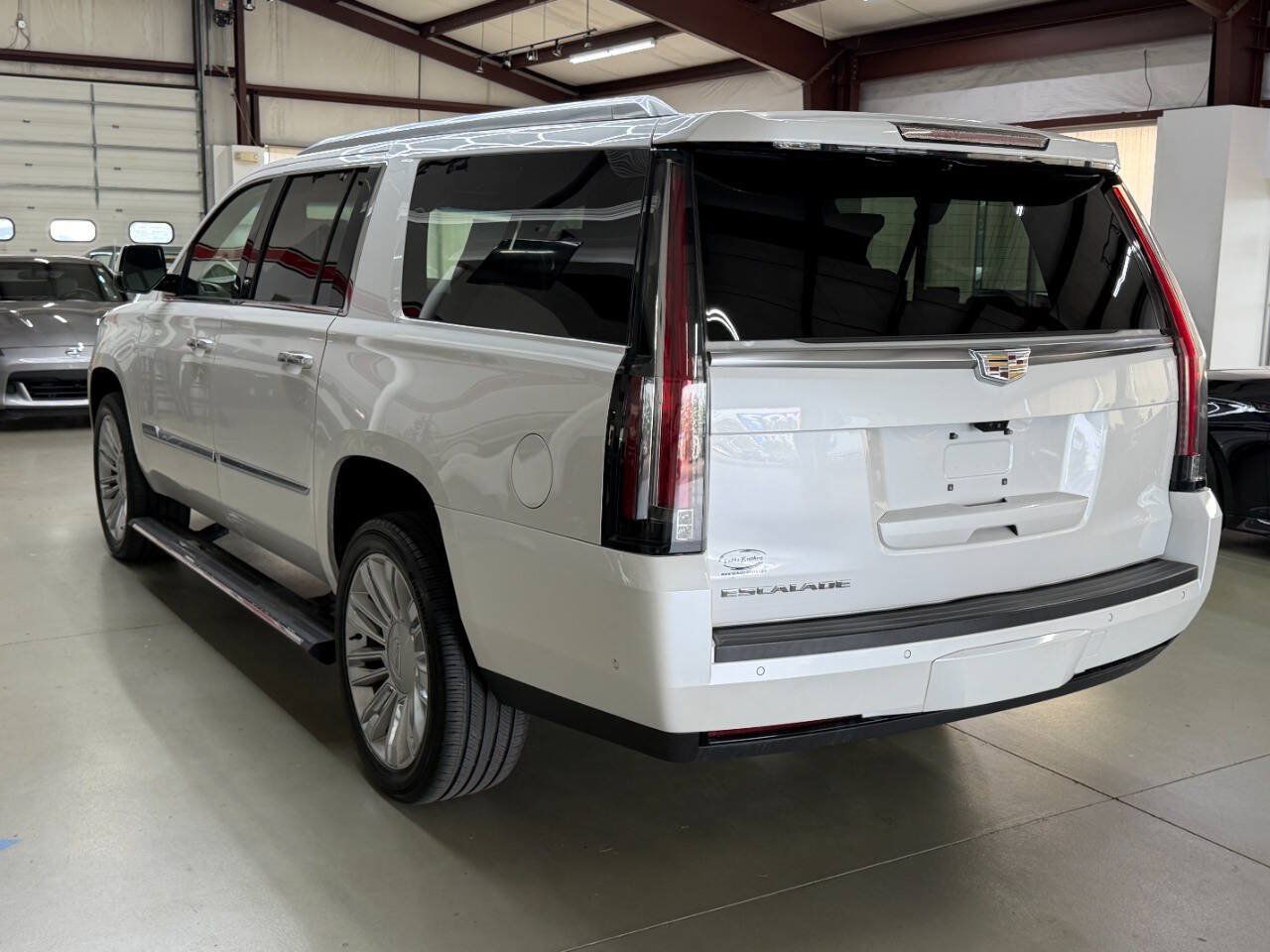 Used 2017 Cadillac Escalade ESV Platinum AWD/4WD image 4