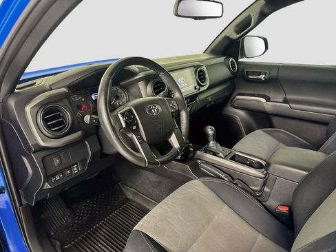 Used 2021 Toyota Tacoma TRD Off-Road AWD/4WD image 10