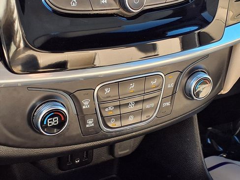 Used 2022 Chevrolet Traverse LS image 7