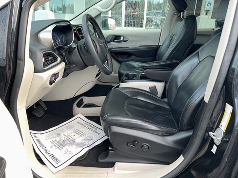 Used 2022 Chrysler Pacifica Touring-L image 19