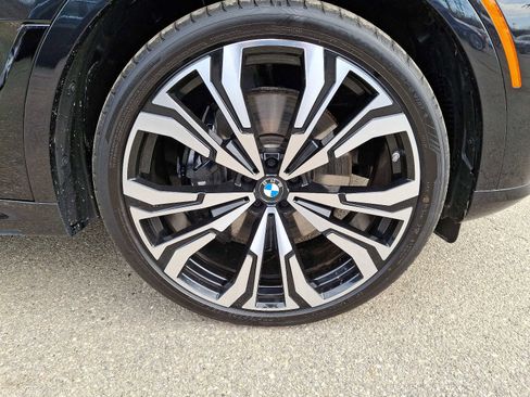 Used 2025 BMW X7 M60i image 8