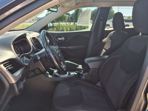 Used 2017 Jeep Cherokee Latitude FWD image 19