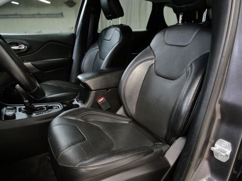 Used 2019 Jeep Cherokee Limited AWD/4WD image 3