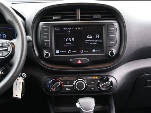 Used 2025 Kia Soul LX w/ LX Technology Package FWD image 11