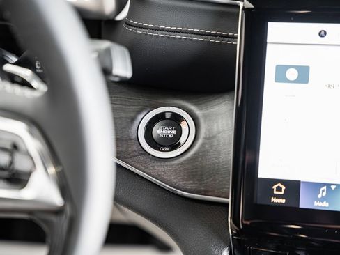 New 2025 Jeep Grand Cherokee Overland image 27