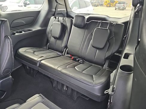 Used 2025 Chrysler Pacifica Select FWD image 12