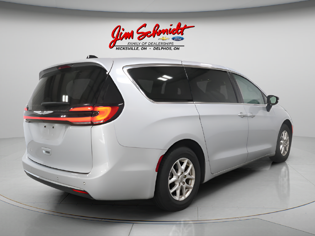Used 2024 Chrysler Pacifica Touring-L FWD image 5