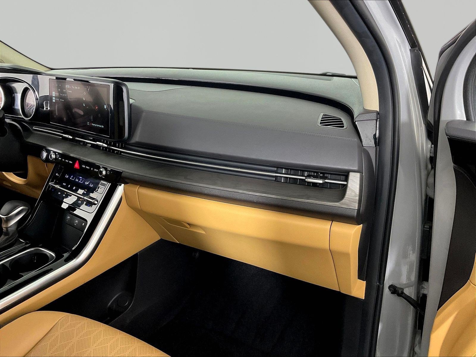 Used 2024 Kia Carnival EX FWD image 27