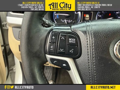Used 2017 Toyota Highlander XLE w/ Carpet Mat Package image 22