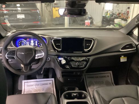 New 2026 Chrysler Pacifica Select FWD image 17