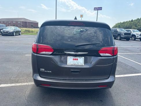 Used 2023 Chrysler Voyager LX FWD image 3