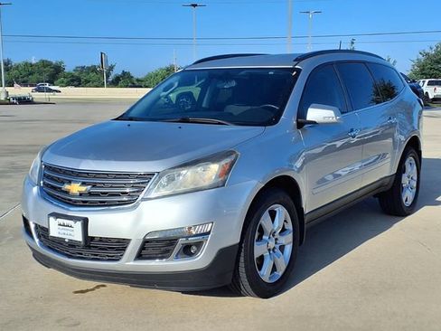 Used 2017 Chevrolet Traverse LT w/ Style and Technology Package FWD image 3